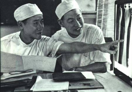 A la izquierda, el doctor Chen Zhongwei
