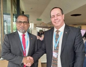 Ministro de Salud de Cuba Dr. José A. Portal Miranda con Dr. Abdulla Khaleel Ministro de Salud de Maldivas