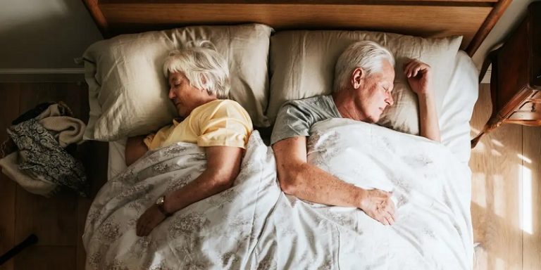 Adulto mayor sueño. Fuente: National geographic