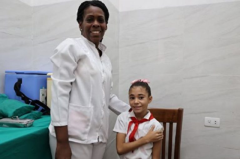 Niña vacunada contra vph